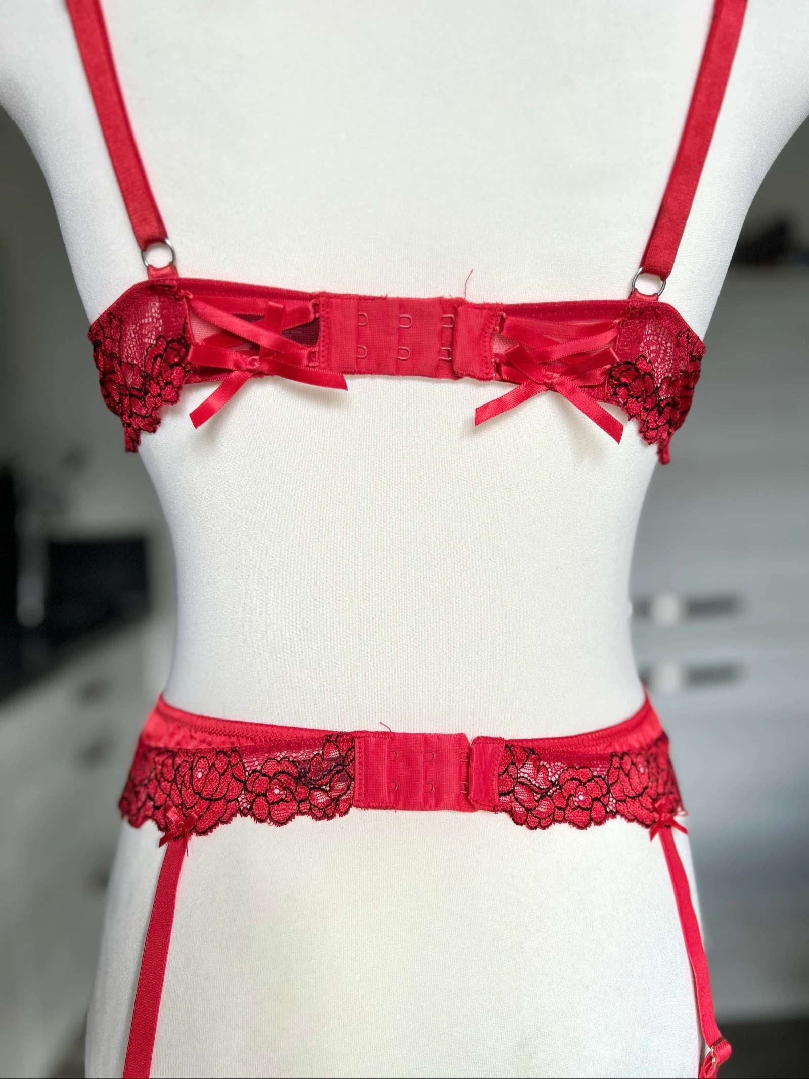 Sutiã vermelho de renda Tamanho 90B + porta-cintas vermelho Tamanho 38/40 poliéster – photo 13